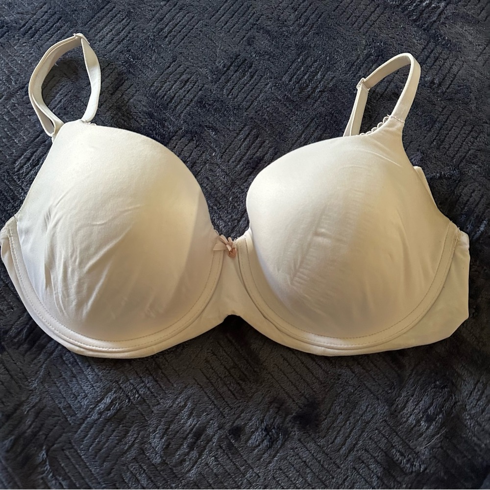 36DDD Victoria Secret. Just like new Body by Victoria lined Demi.